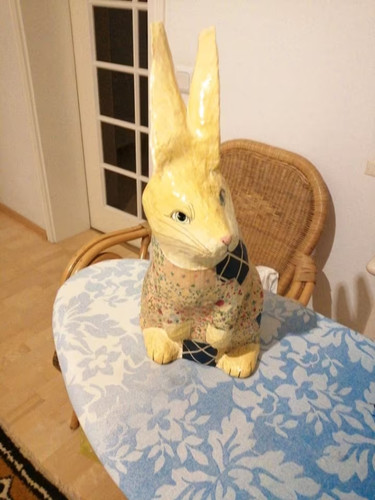 Osterhase pappmache - /,