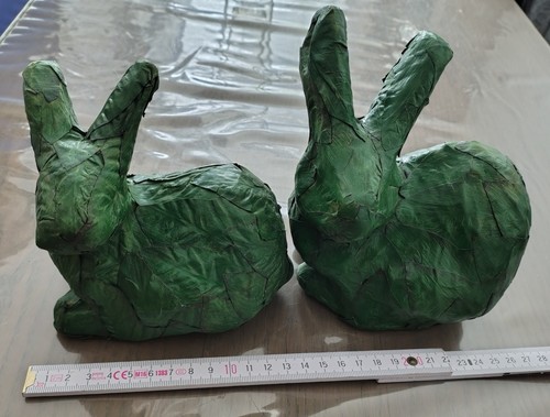 Zwei pappmache hasen - zwei,